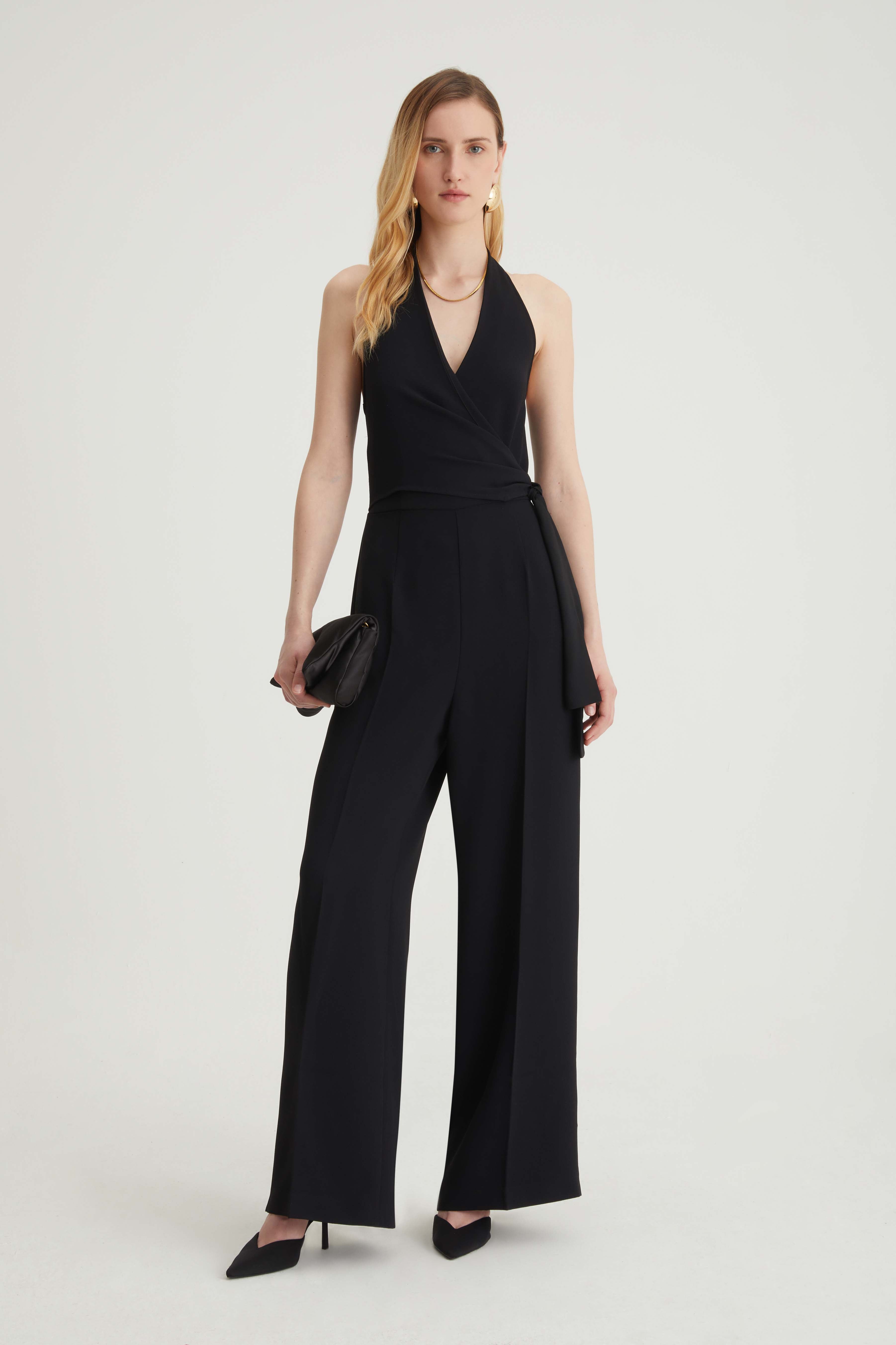 Tuta smanicata con fiocco laterale