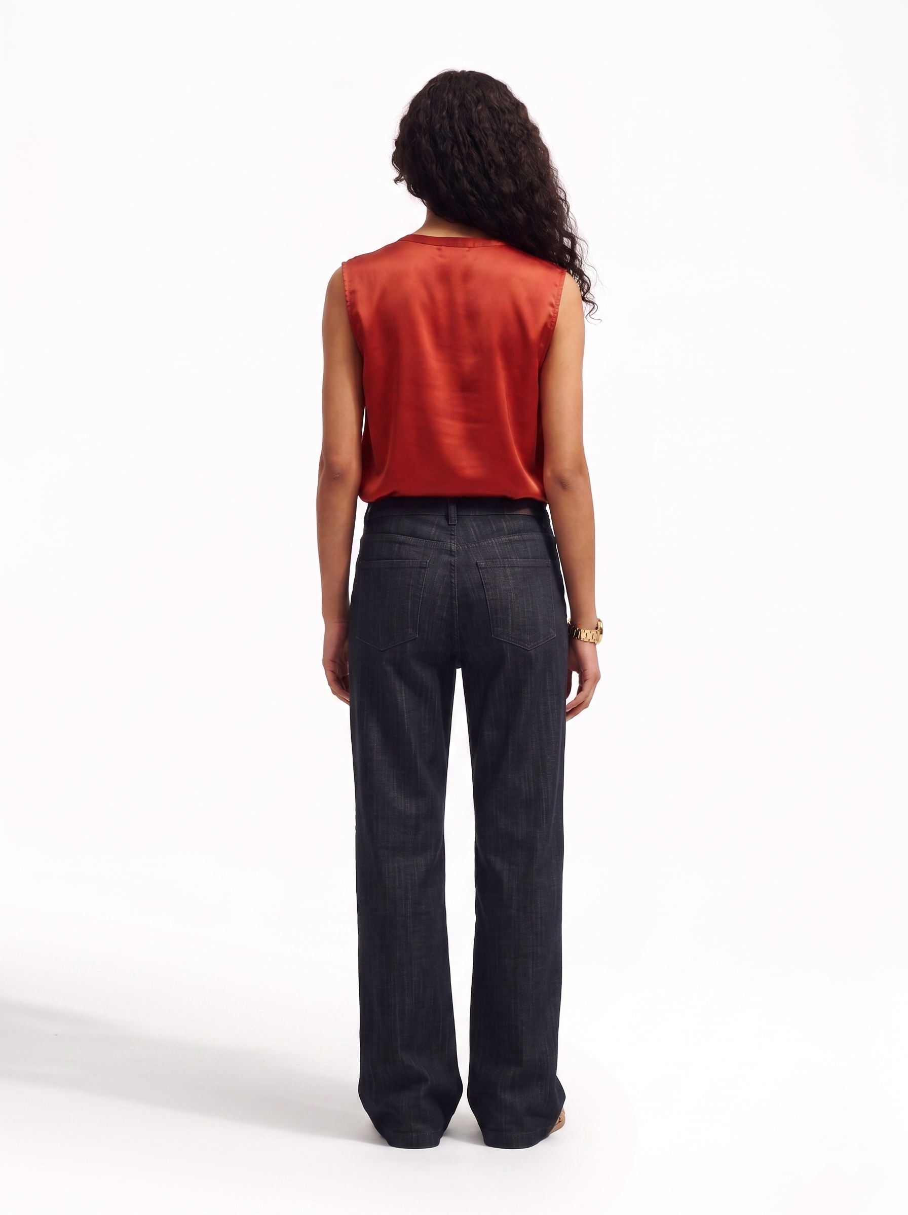 Blusa smanicata in viscosa fluida con scollo a V