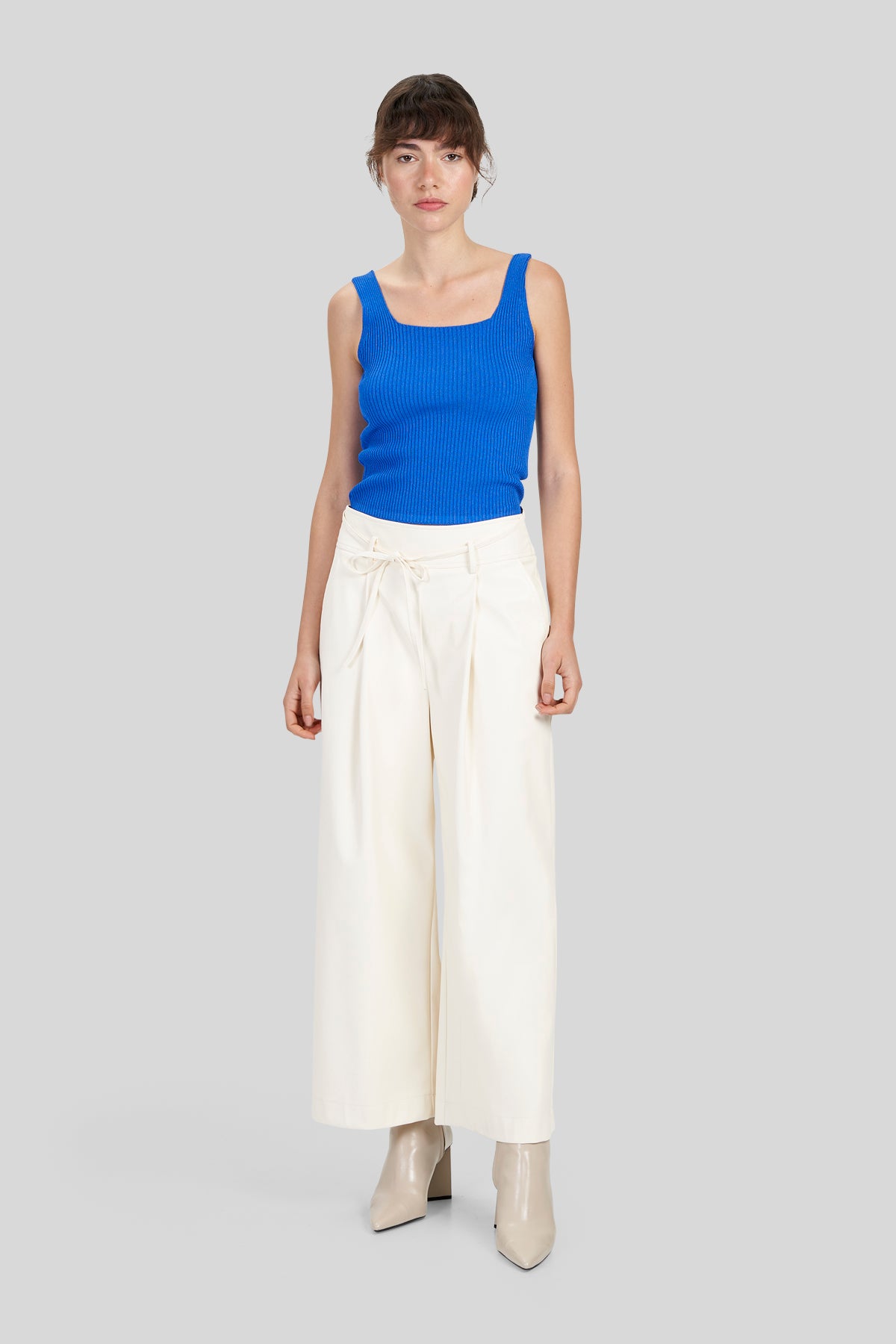 Pantaloni in similpelle dalla linea ampia