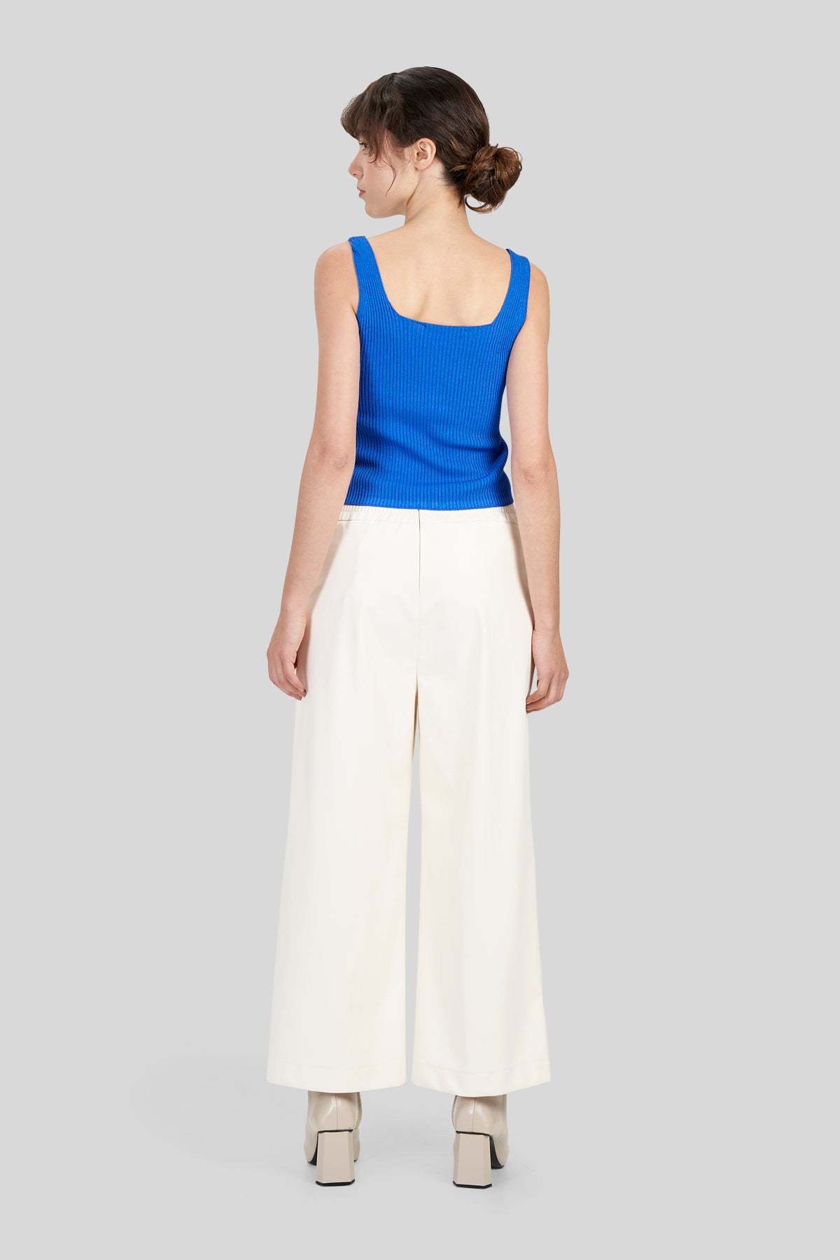 Pantaloni in similpelle dalla linea ampia