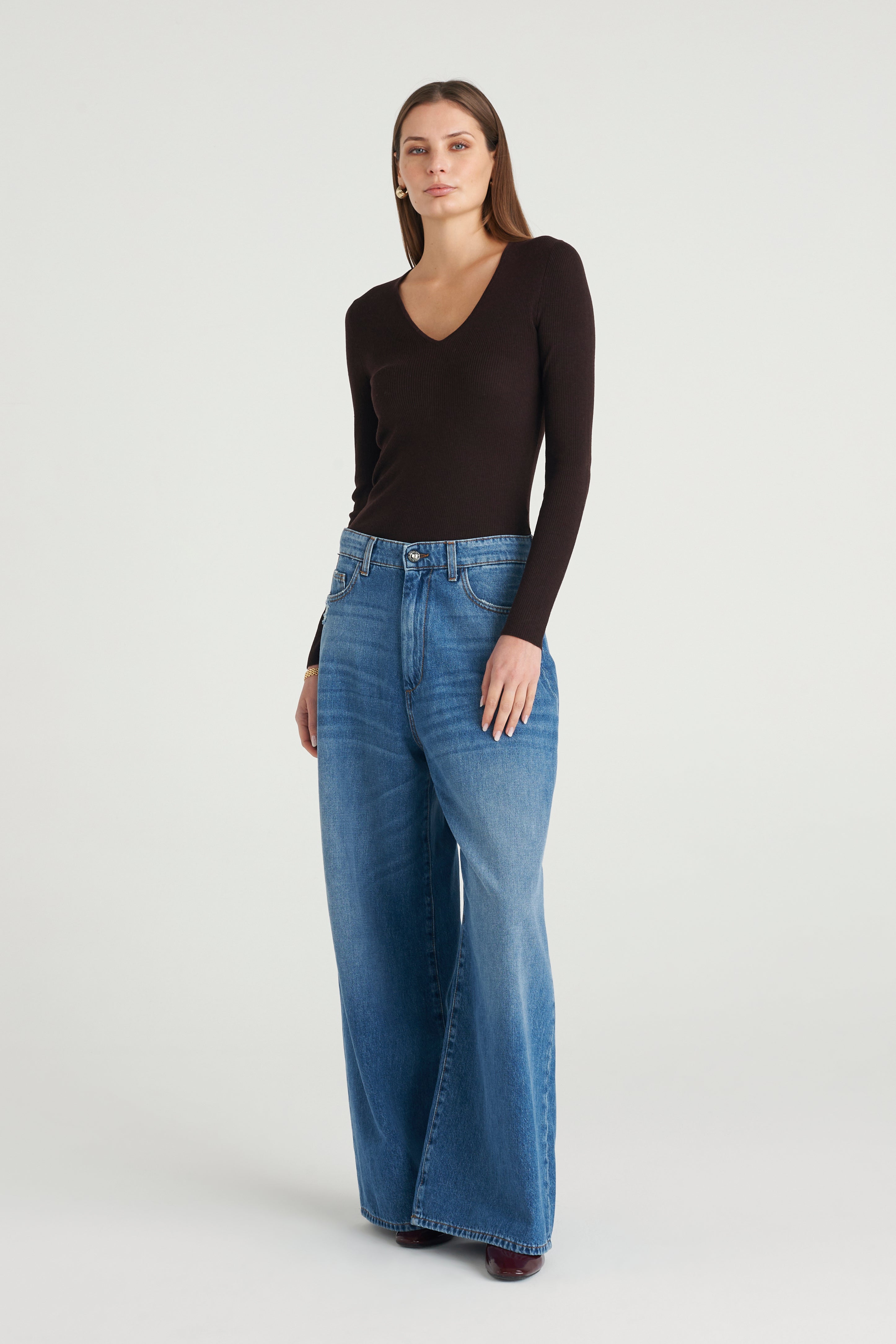 Maglia a costine con scollo a V