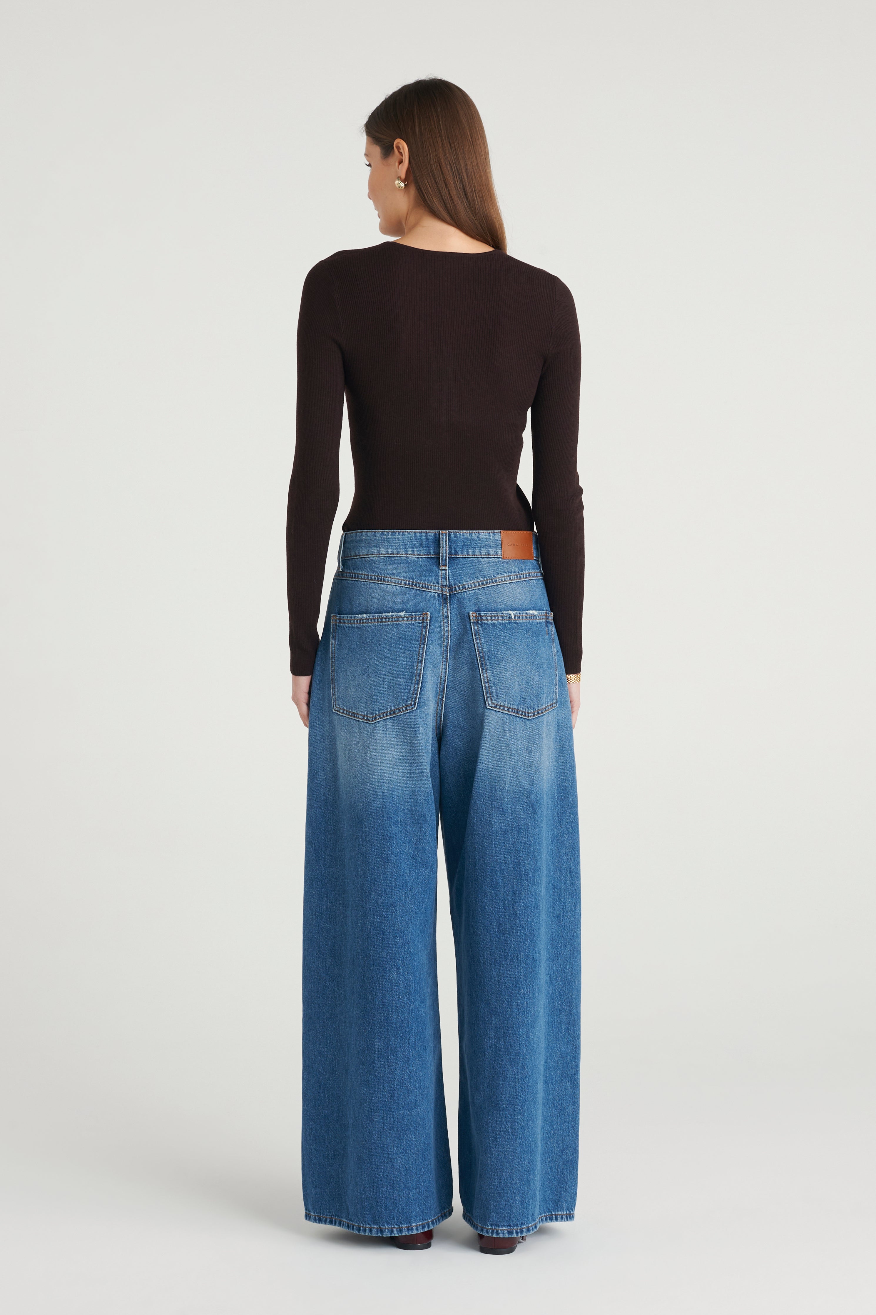 Maglia a costine con scollo a V