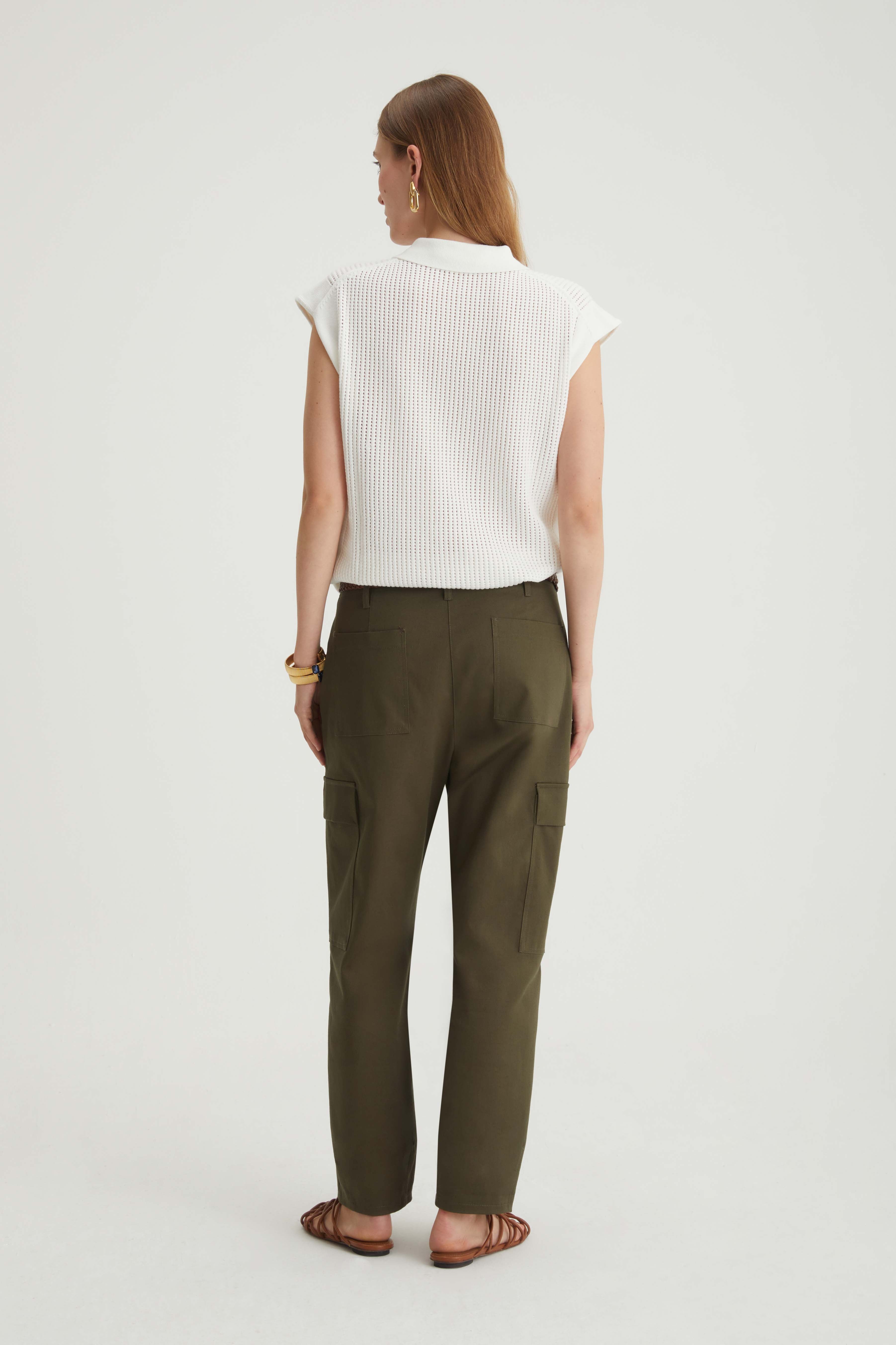 Straight trousers with pockets