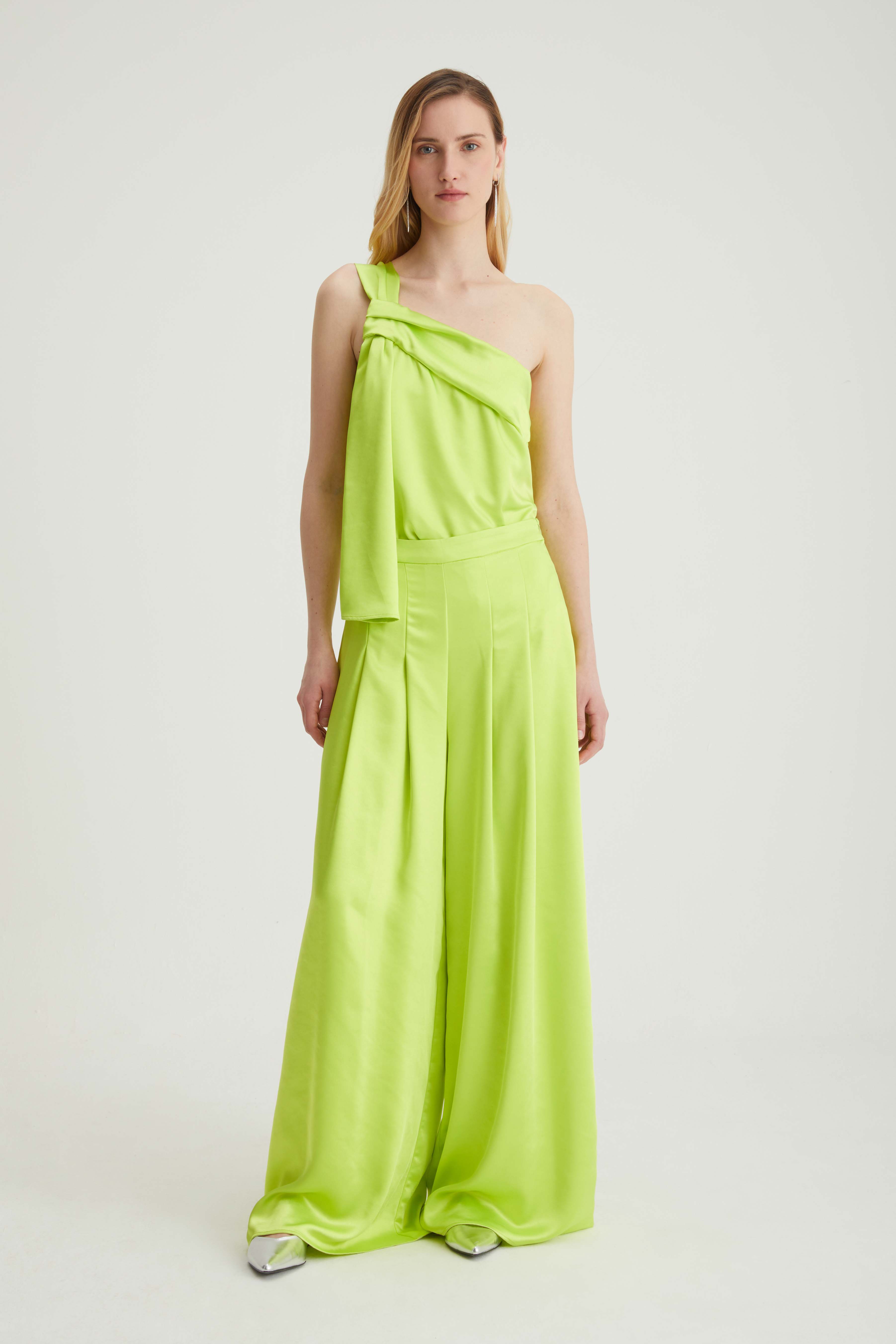 Pantalone ampio con pieghe