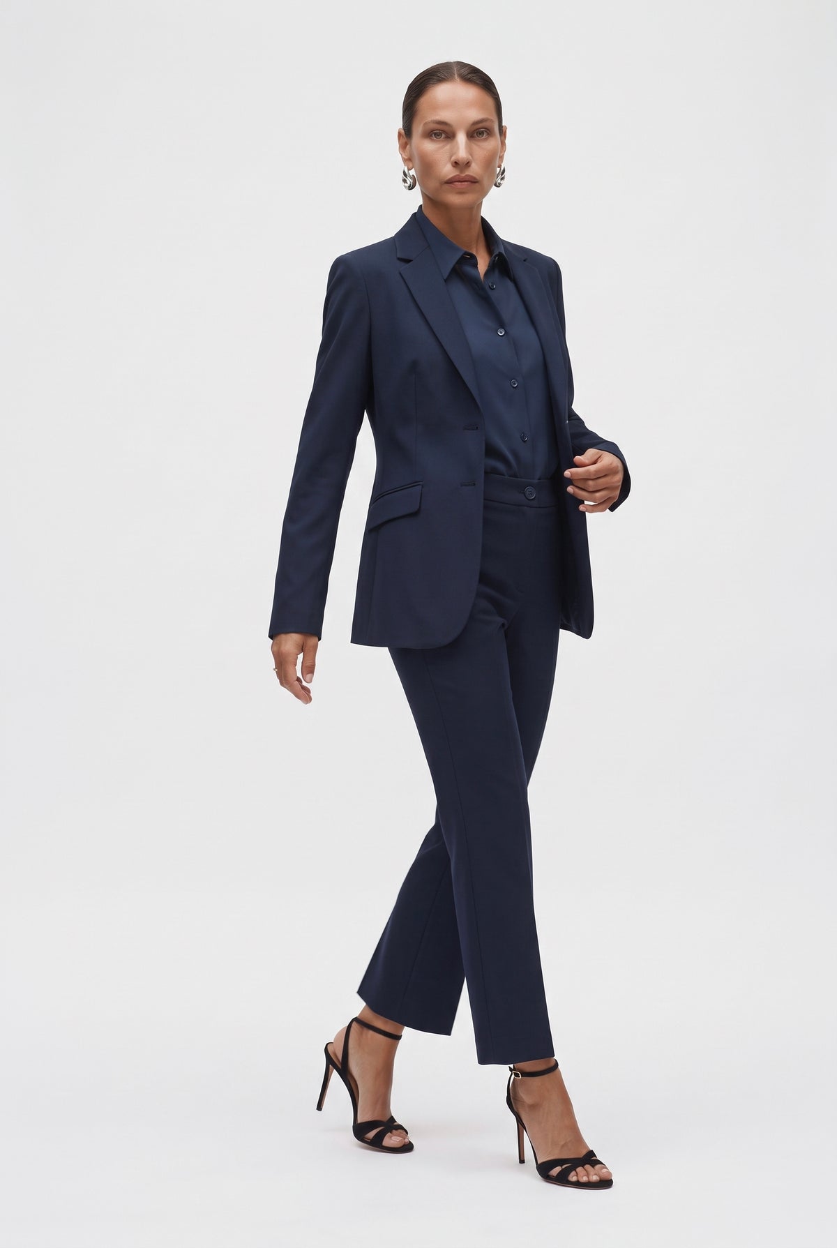 Tailleur in cotone stretch giacca sciancrata e pantalone trumpet