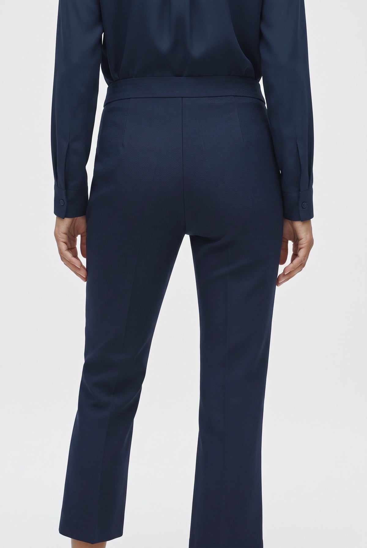 Tailleur in cotone stretch giacca sciancrata e pantalone trumpet