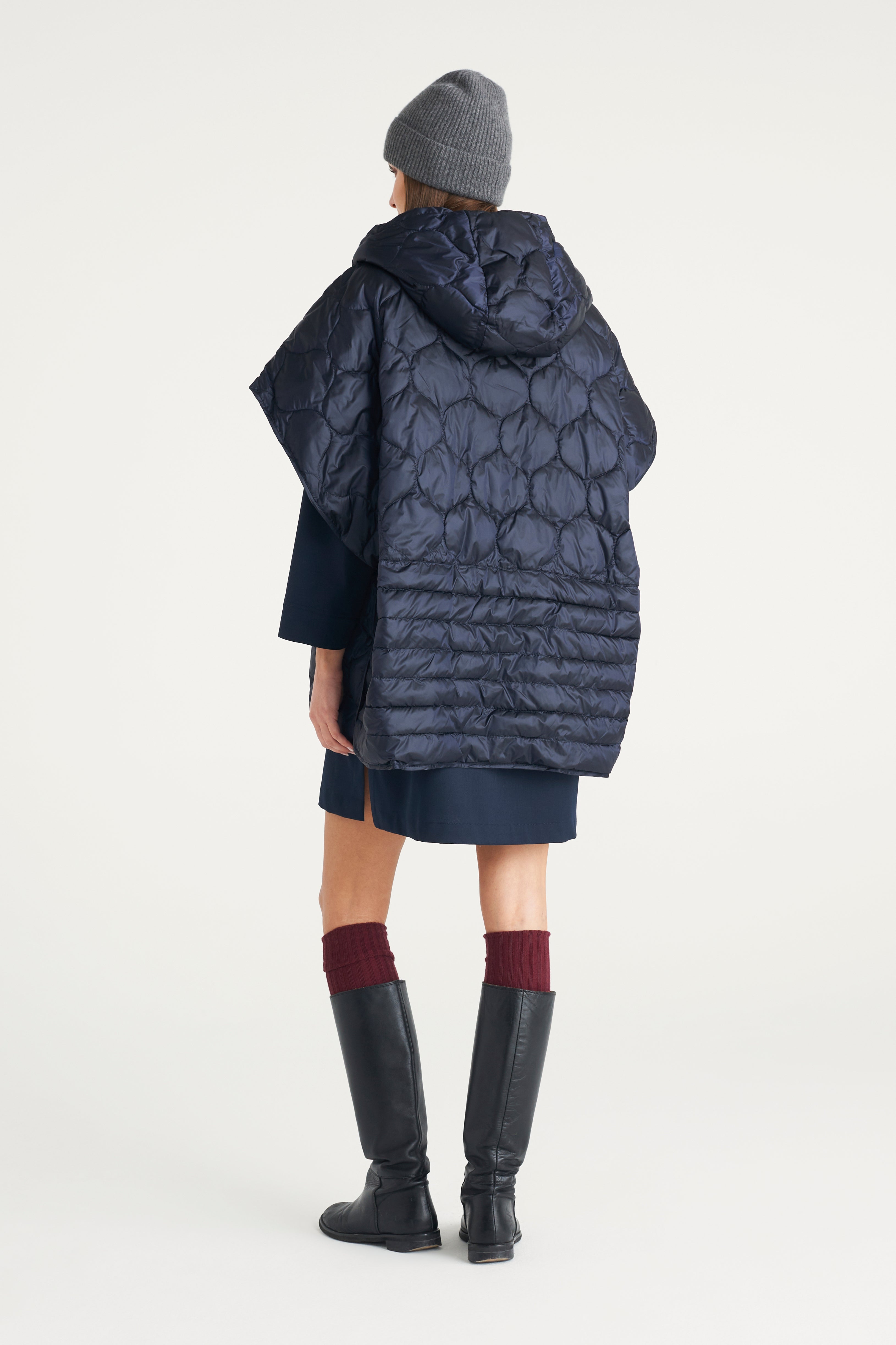 Piumino smanicato con cappuccio