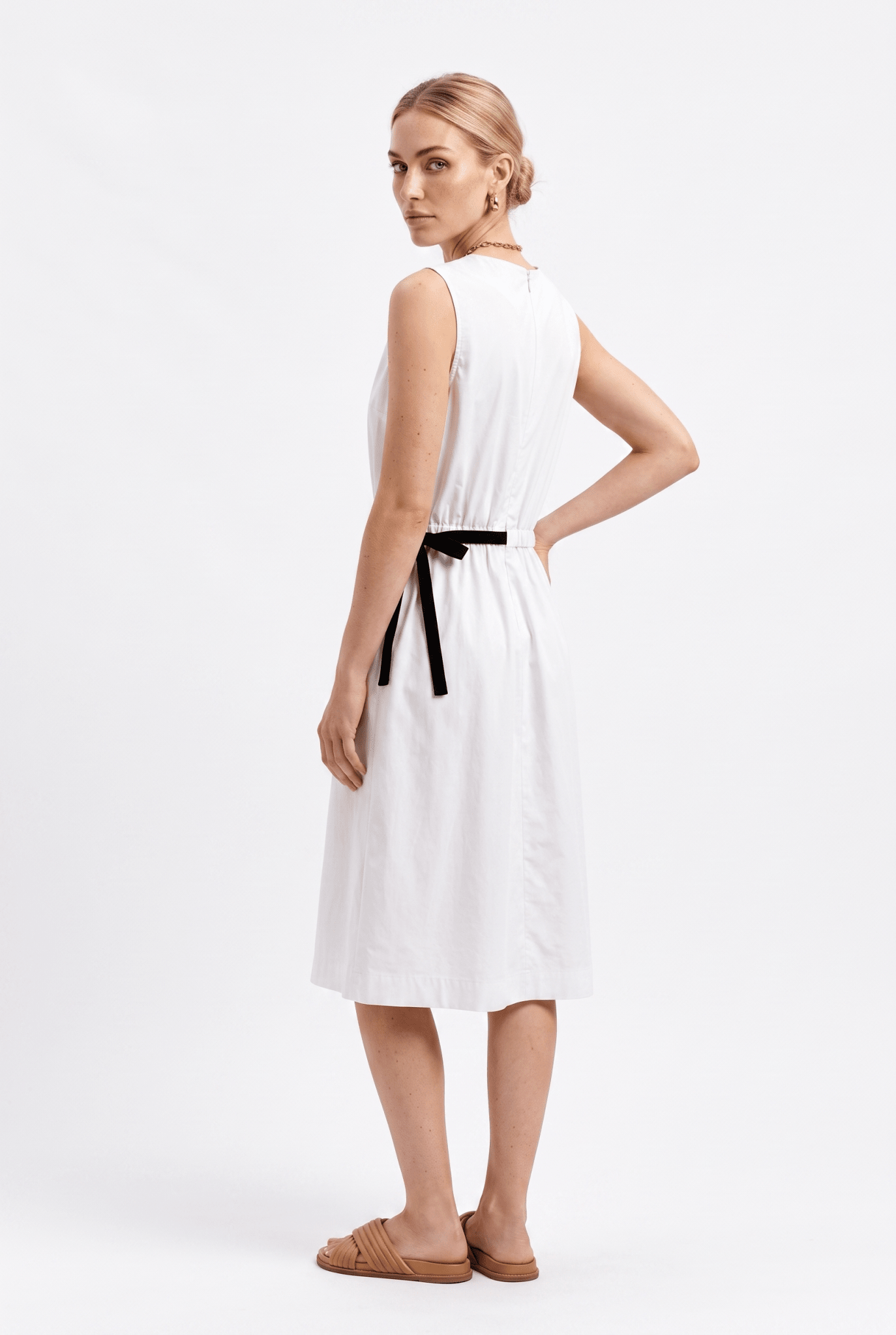 Abito Donna Midi Senza Maniche con Laccio a Contrasto – Moderno e Deciso - Caractère