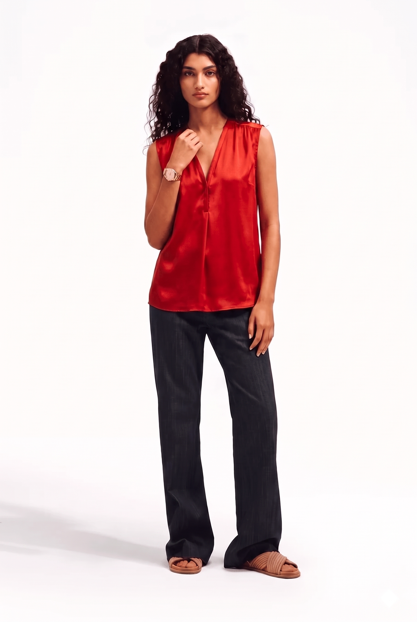 Blusa Donna Smanicata in Viscosa Fluida con Scollo a V – Raffinata