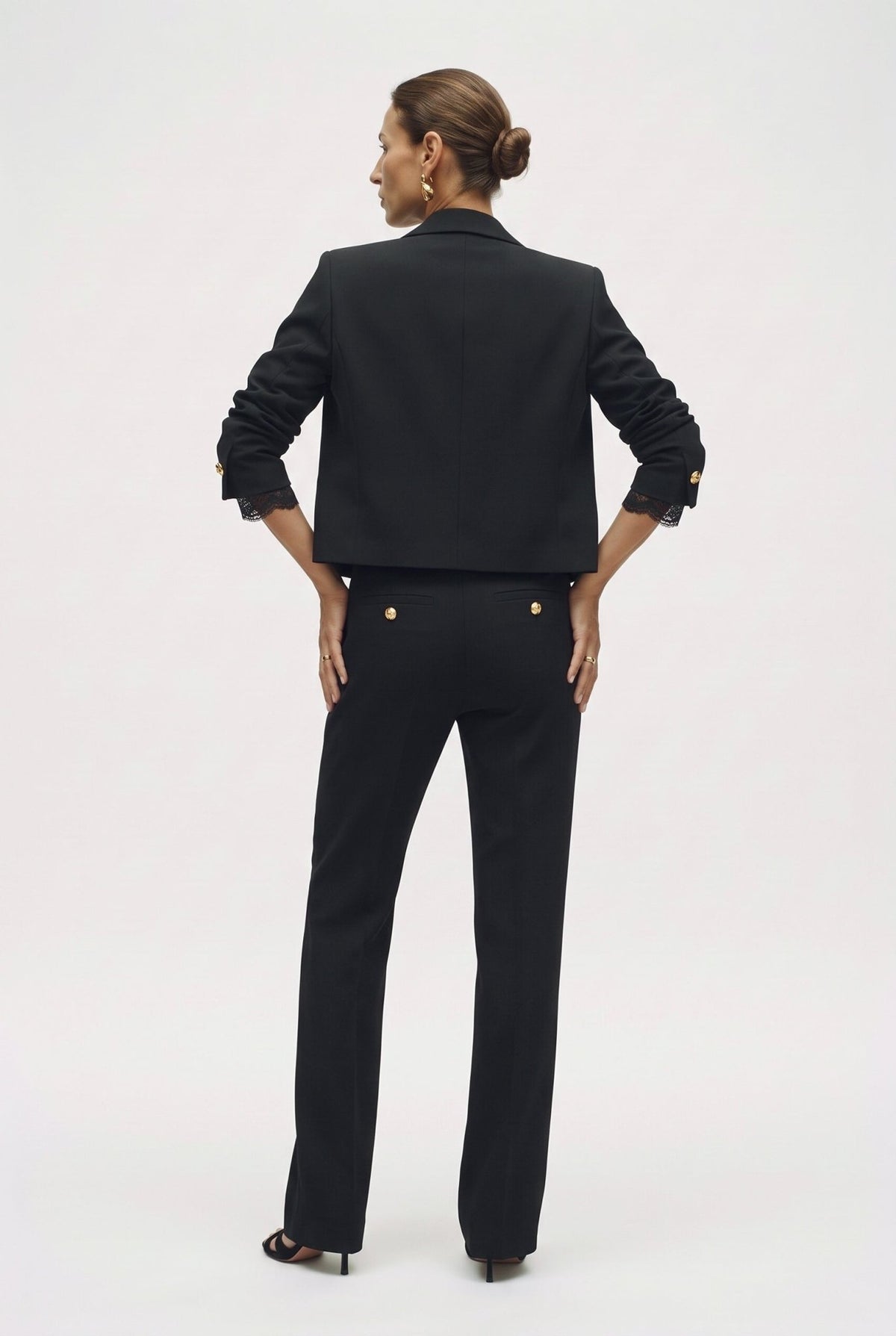 Tailleur giacca corta doppiopetto e pantalone gamba dritta in crepe - Caractère