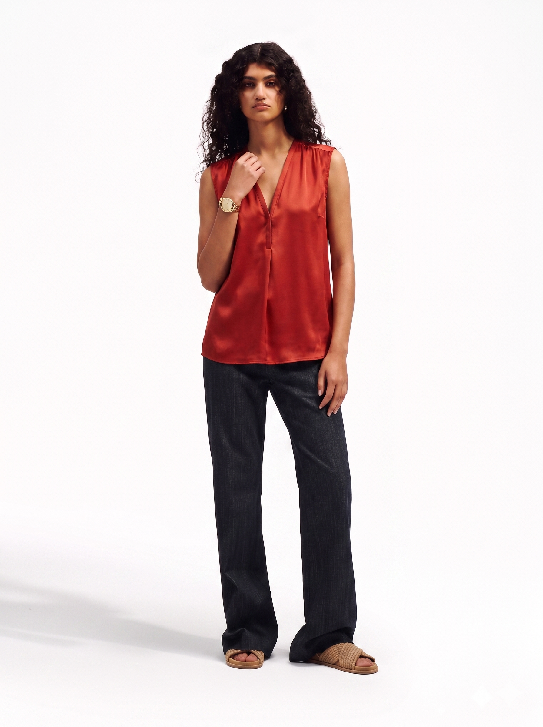 Blusa smanicata in viscosa fluida con scollo a V