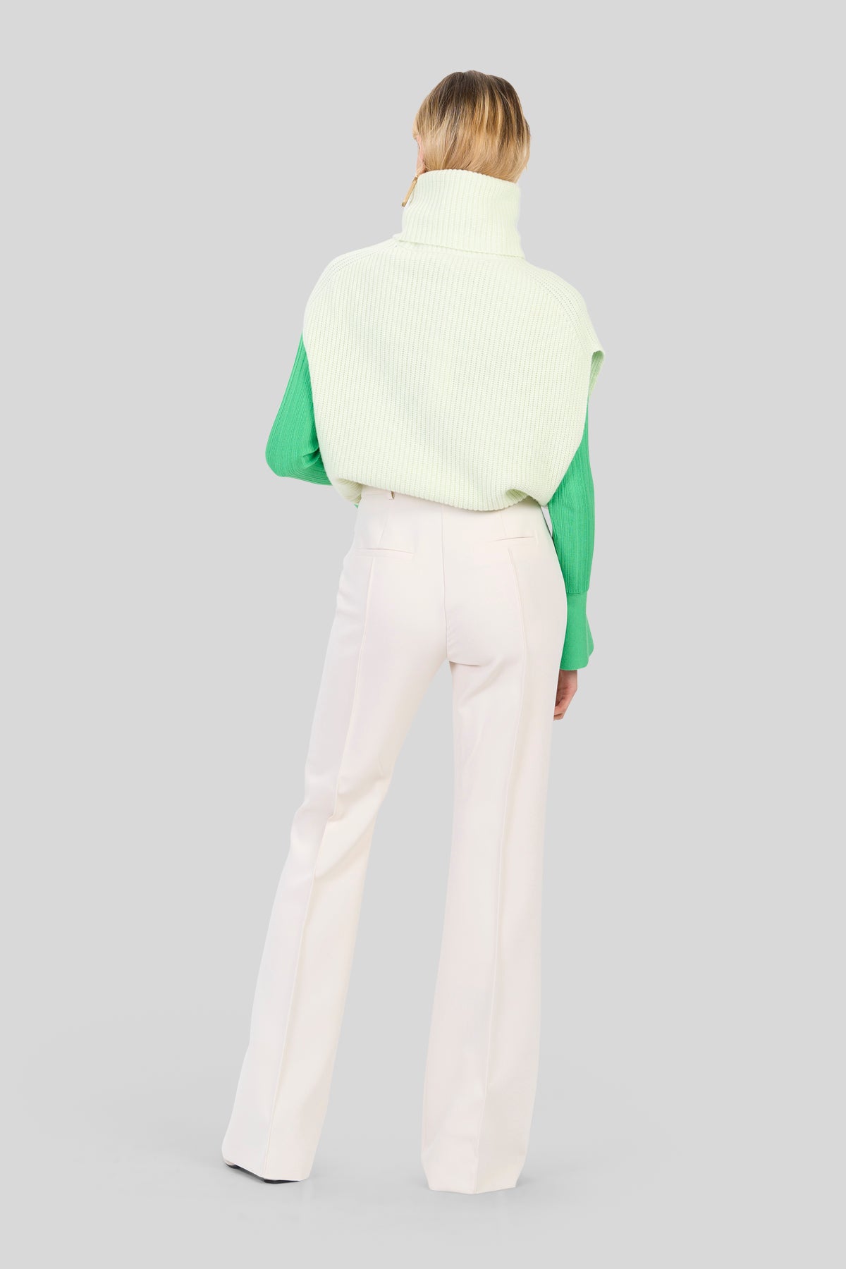 Gilet corto a coste con collo alto