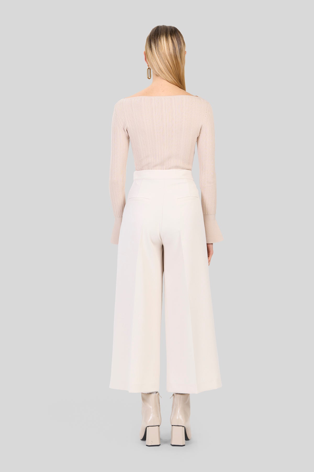 Maglia a coste con scollo a barca