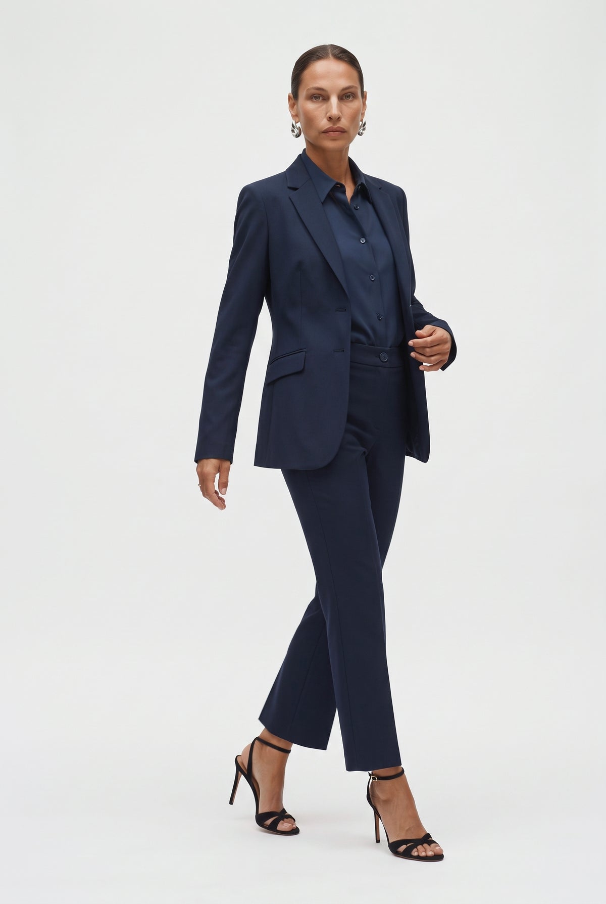 Tailleur in cotone stretch giacca sciancrata e pantalone trumpet