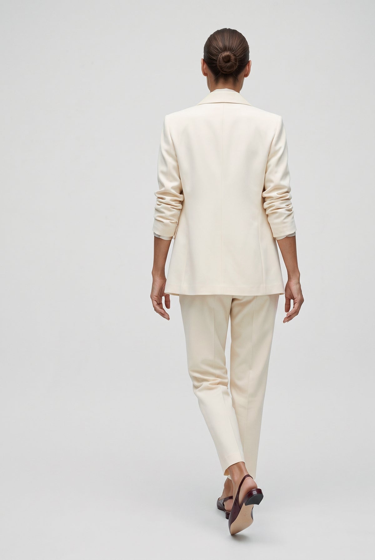 Tailleur in crepe giacca monopetto e pantalone a sigaretta