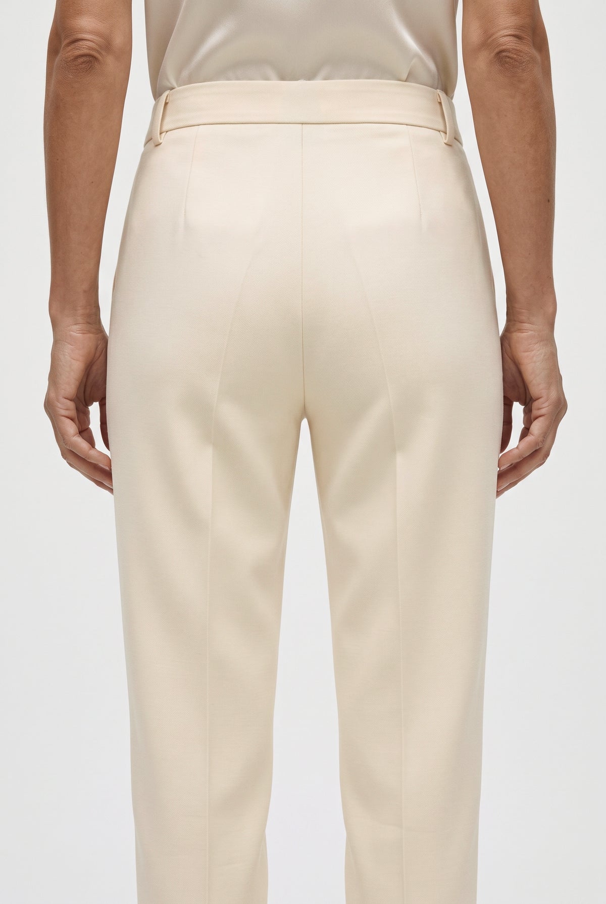 Tailleur in crepe giacca monopetto e pantalone a sigaretta