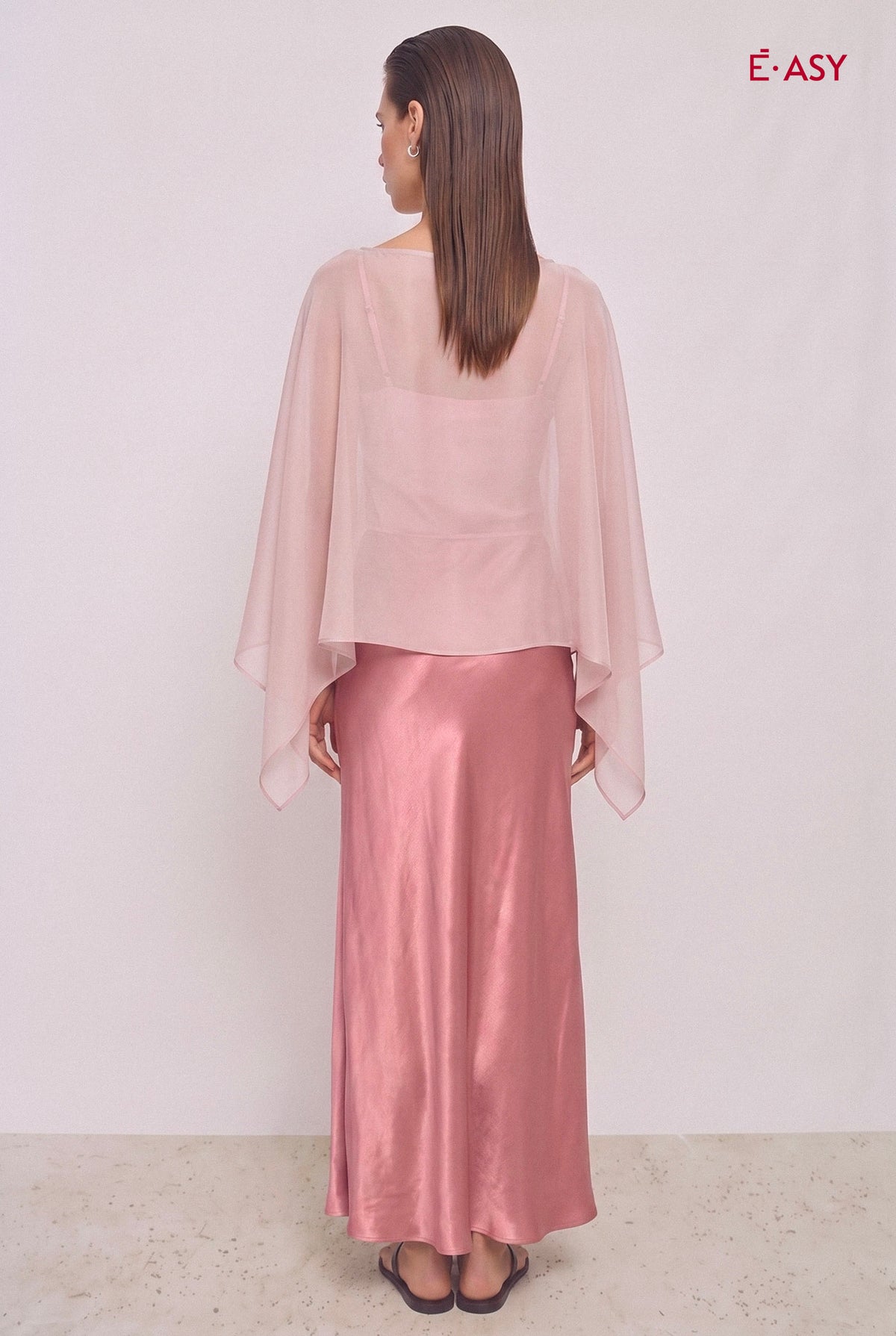 Stola in Georgette Fluida con Drappeggio Asimmetrico