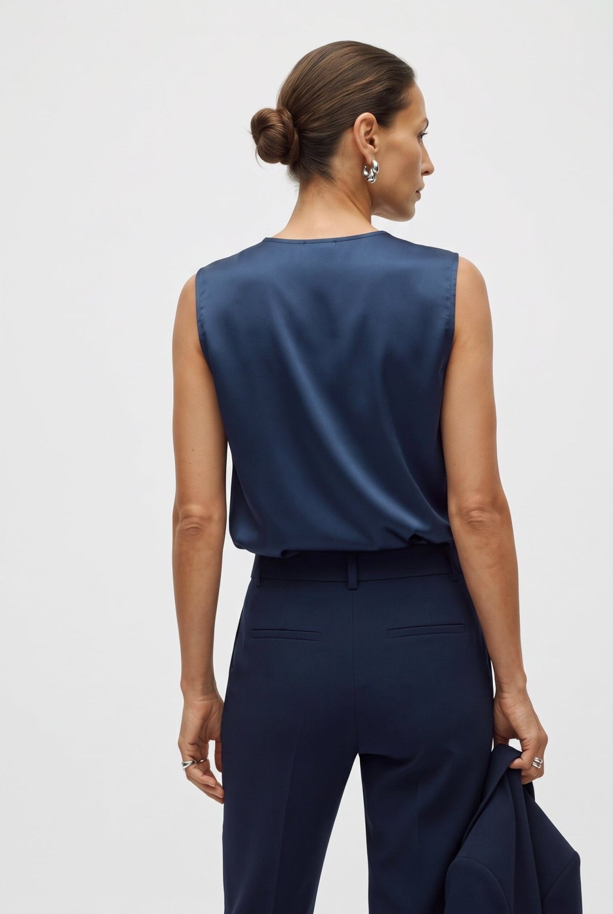 Blusa Donna Smanicata in Viscosa Fluida con Scollo a V – Raffinata - Caractère
