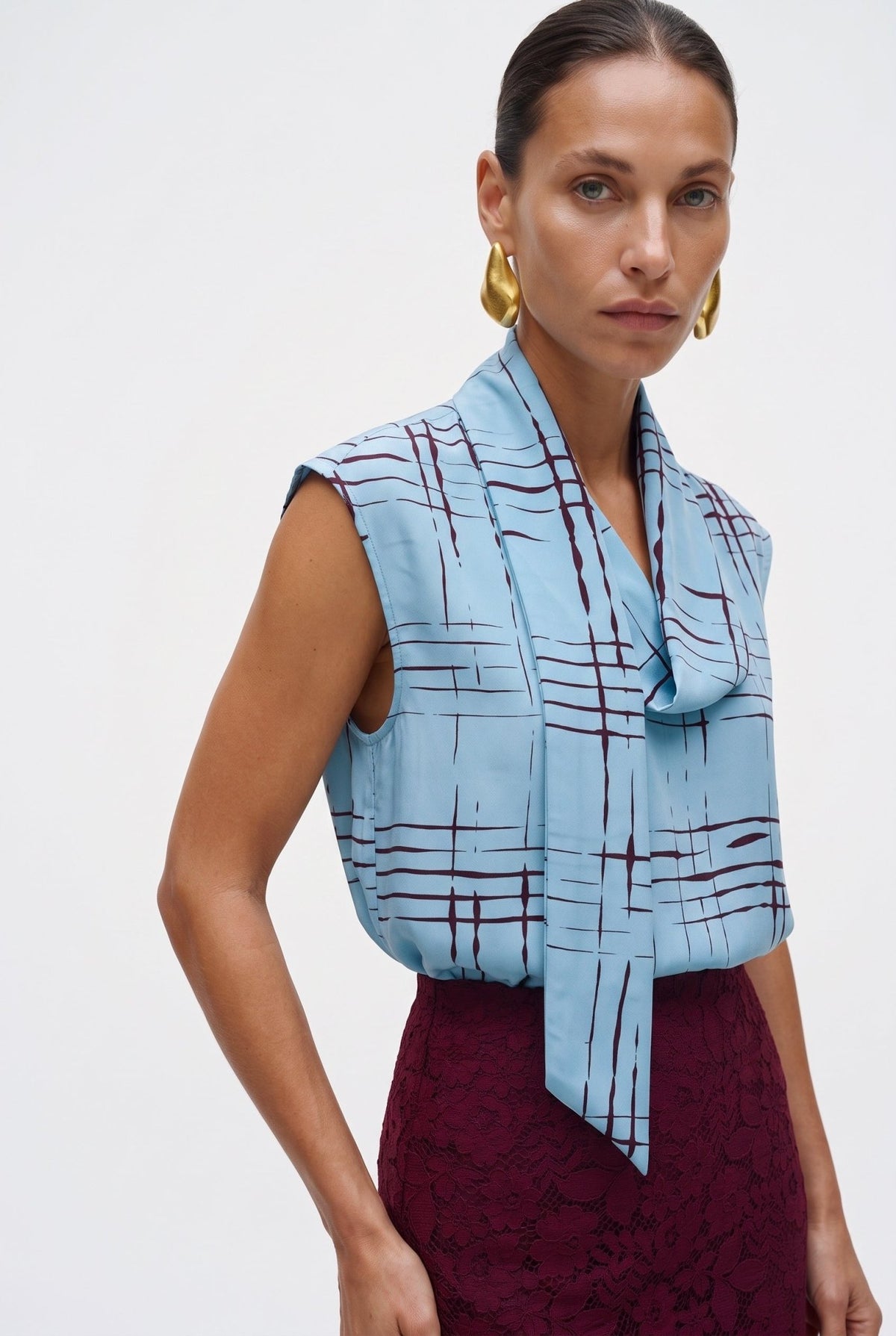 Blusa Smanicata con Collo A Sciarpa In Simil Seta Stampata - Caractère