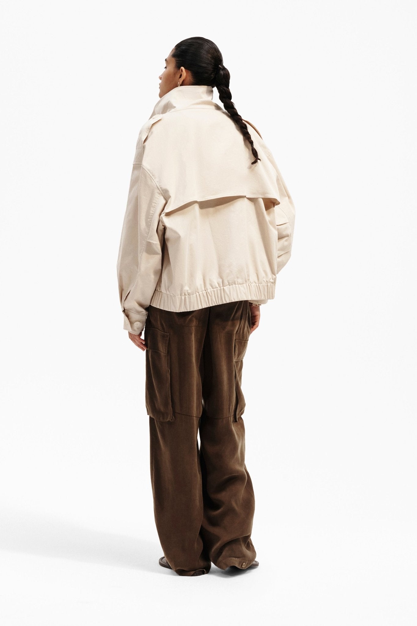 Trench corto da donna con tasche applicate e collo alto - Caractère